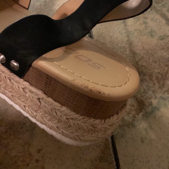 SODA Platform Sandals - Picture 8 of 9